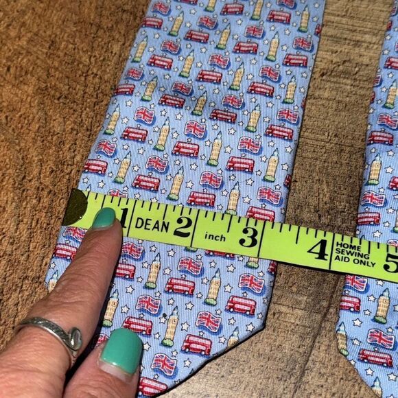 Vineyard Vines England Double Decker Bus Big Ben London Mens tie - Picture 5 of 11